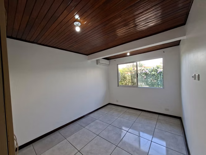 Venta de Casa Independiente una sola planta con amplio jardín en Santa Ana - Imagen 14