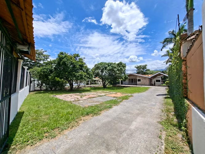Venta de Casa Independiente una sola planta con amplio jardín en Santa Ana - Imagen 4