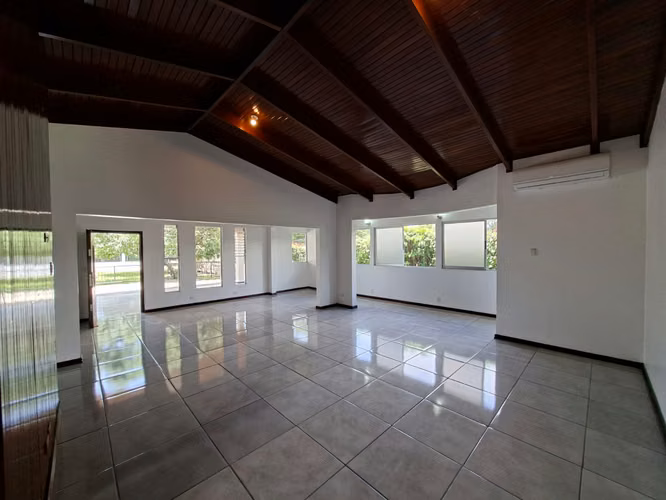 Venta de Casa Independiente una sola planta con amplio jardín en Santa Ana - Imagen 5