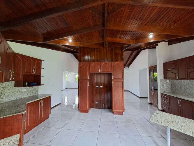 Venta de Casa Independiente una sola planta con amplio jardín en Santa Ana - Imagen 9