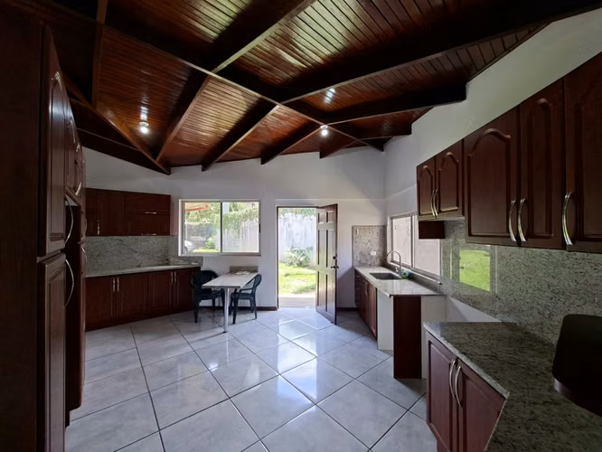 Venta de Casa Independiente una sola planta con amplio jardín en Santa Ana - Imagen 10