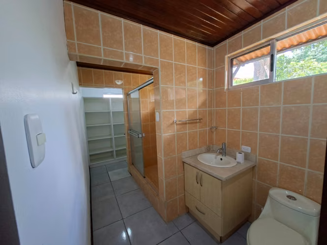 Venta de Casa Independiente una sola planta con amplio jardín en Santa Ana - Imagen 17