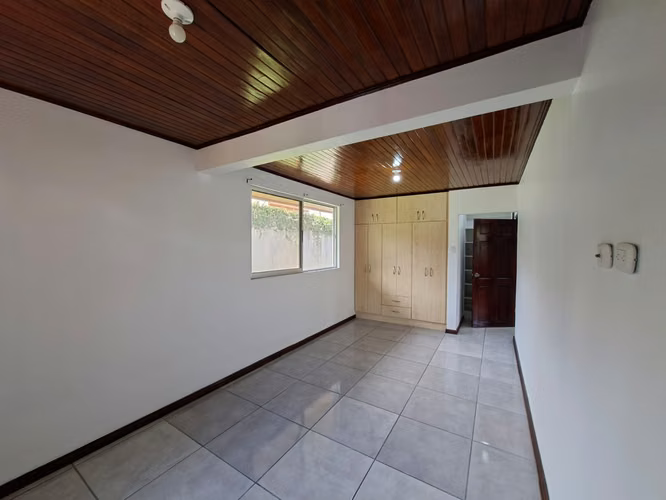 Venta de Casa Independiente una sola planta con amplio jardín en Santa Ana - Imagen 15