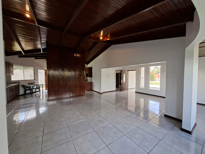 Venta de Casa Independiente una sola planta con amplio jardín en Santa Ana - Imagen 6