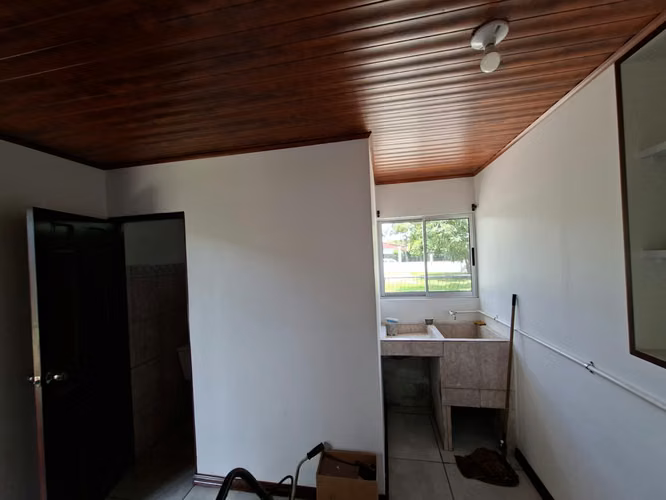 Venta de Casa Independiente una sola planta con amplio jardín en Santa Ana - Imagen 18