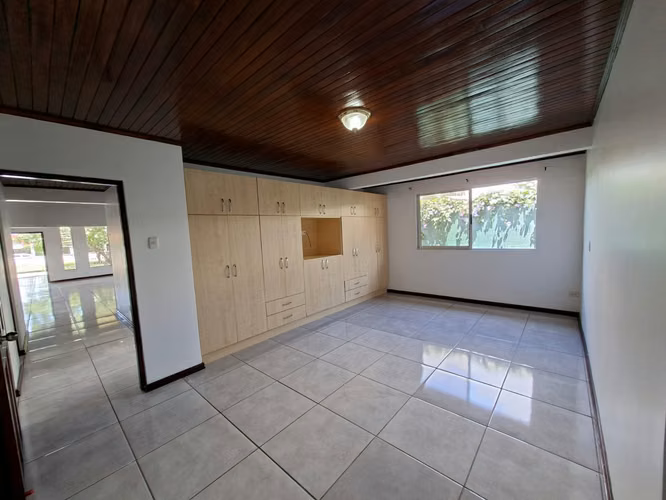 Venta de Casa Independiente una sola planta con amplio jardín en Santa Ana - Imagen 12