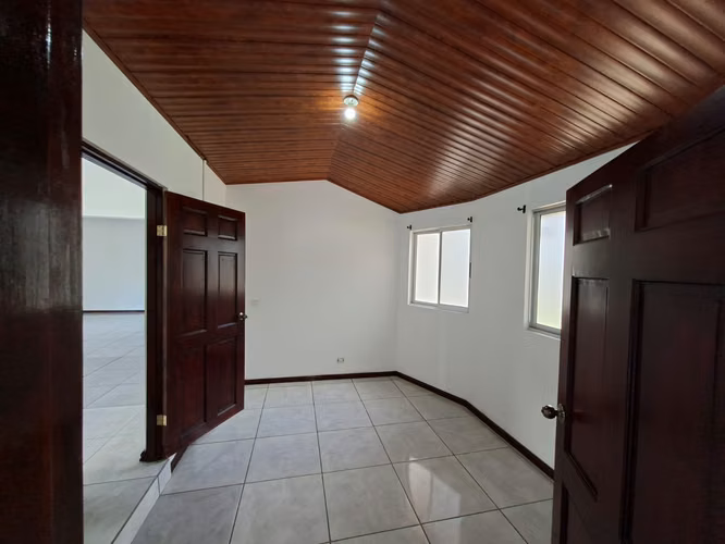 Venta de Casa Independiente una sola planta con amplio jardín en Santa Ana - Imagen 11