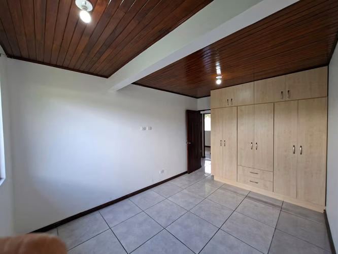 Venta de Casa Independiente una sola planta con amplio jardín en Santa Ana - Imagen 13