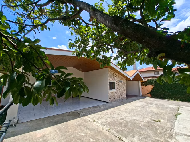 Venta de Casa Independiente una sola planta con amplio jardín en Santa Ana - Imagen 2