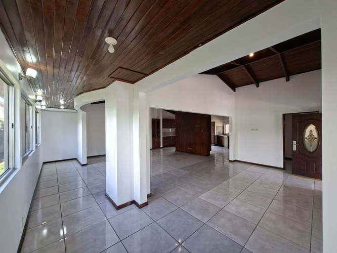 Venta de Casa Independiente una sola planta con amplio jardín en Santa Ana - Imagen 7