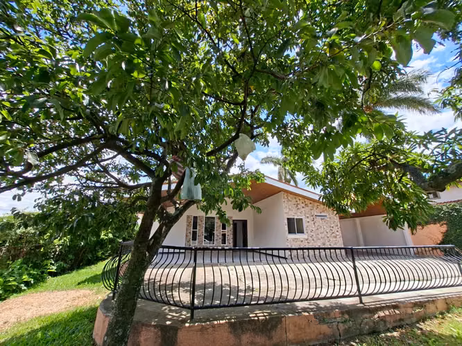 Venta de Casa Independiente una sola planta con amplio jardín en Santa Ana - Imagen 3