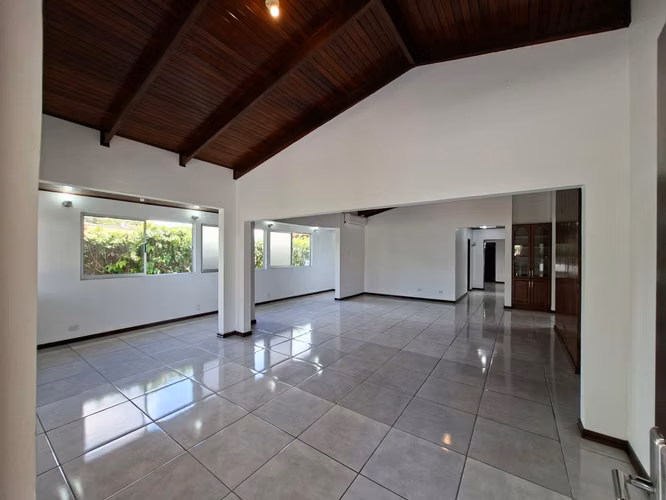 Venta de Casa Independiente una sola planta con amplio jardín en Santa Ana - Imagen 8