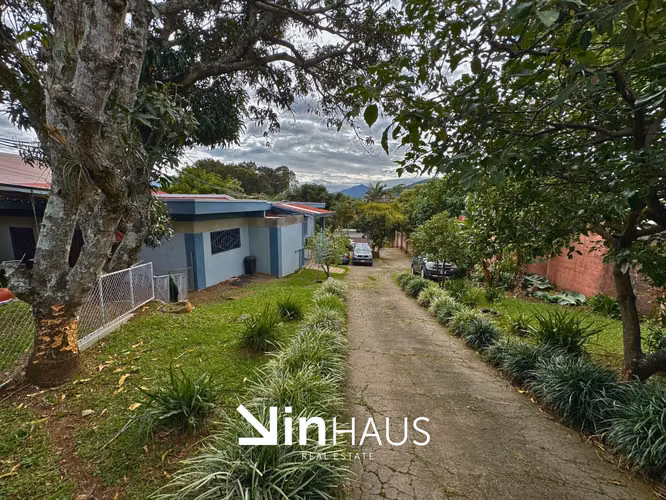 Venta de propiedad con 5 casas y un apartamento en San Rafael Arriba de Desamparados -EU (ID43587)