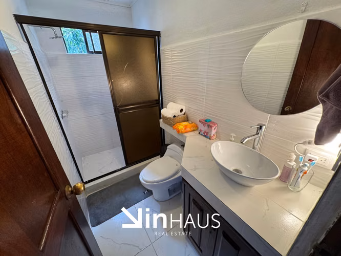 Venta de propiedad con 5 casas y un apartamento en San Rafael Arriba de Desamparados -EU (ID43587)