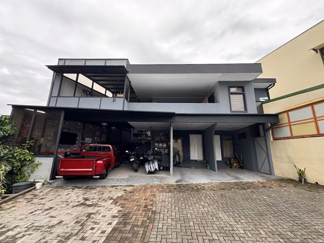 Venta de casa con dos apartamentos en condominio en San Antonio, Desamparados-EU (ID43637)