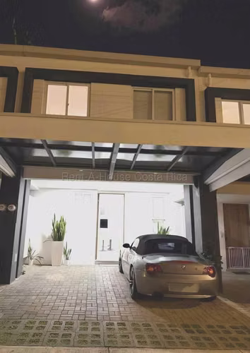 Venta de Hermosa Casa en Condominio Kata en San Pablo de Heredia.