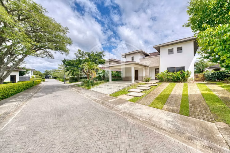 Se Vende Casa en Condominio NYA en Lindora Santa Ana 5 Habitaciones y Jardín noj1218or