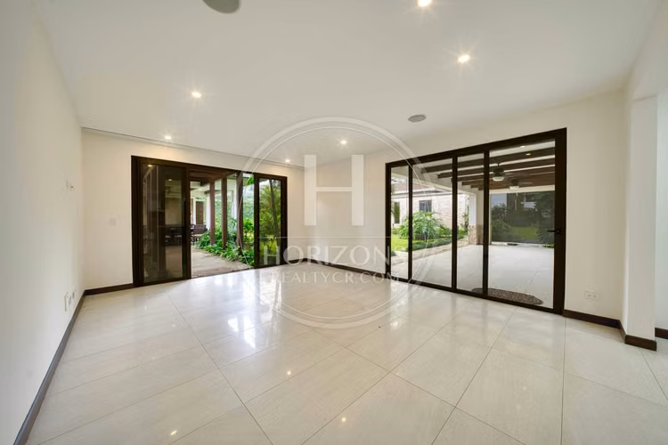 Se Vende Casa en Condominio NYA en Lindora Santa Ana 5 Habitaciones y Jardín noj1218or - Imagen 9