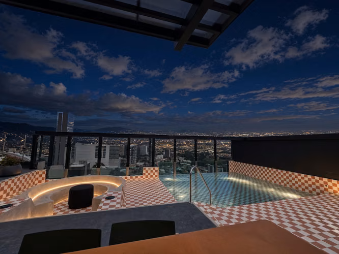 SE ALQUILA PENTHOUSE EN SKY SABANA NORTE