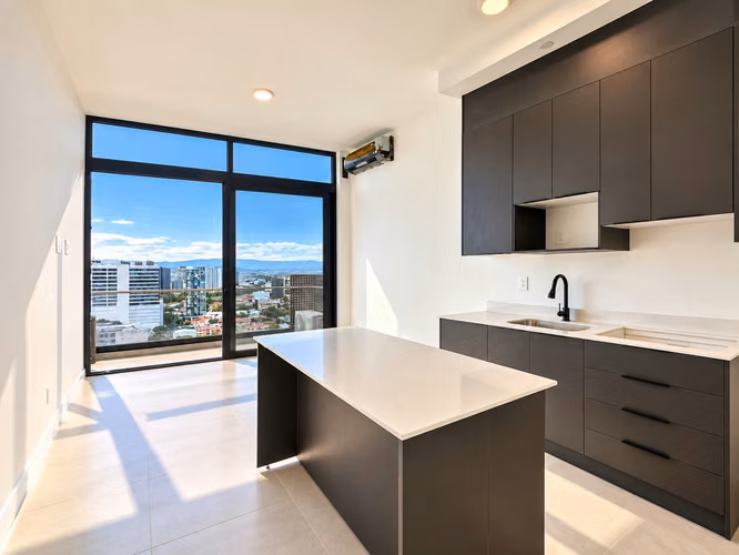 SE ALQUILA PENTHOUSE EN SKY SABANA NORTE