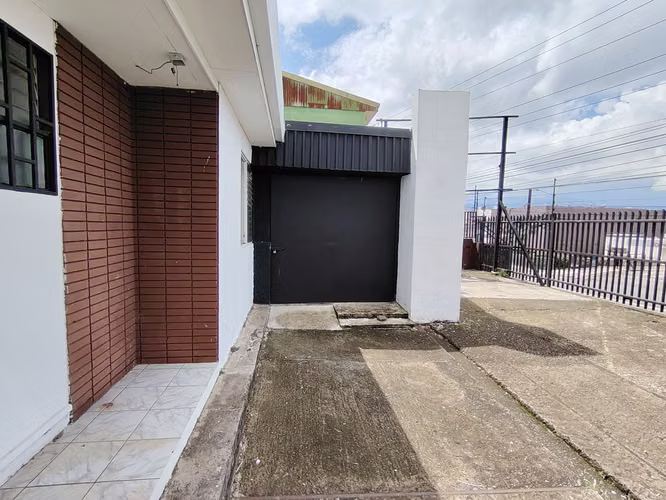 Ofibodega Heredia Fte calle 550m2 parqueo  - Imagen 3