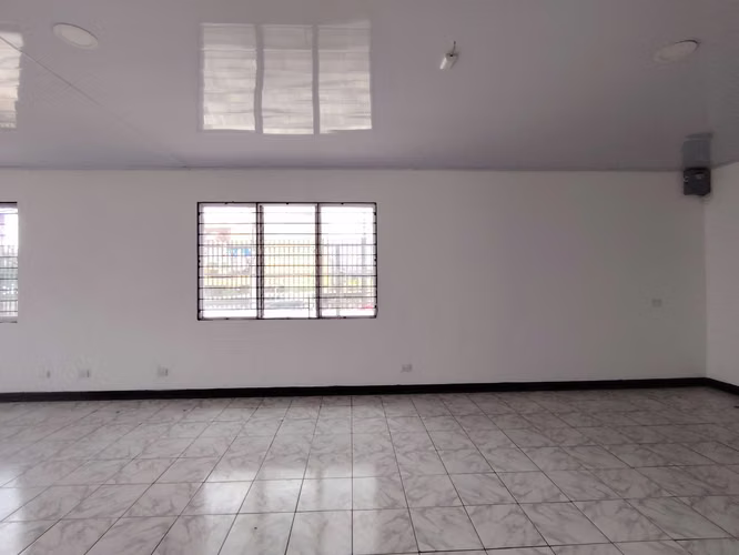 Ofibodega, Casa uso comercial Fte calle, parqueo 