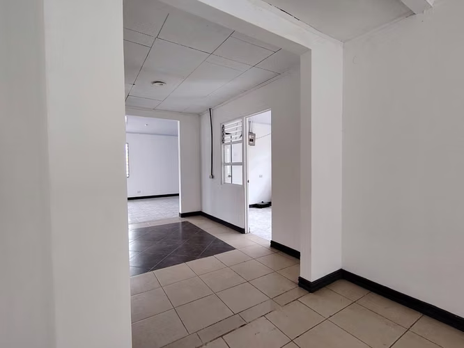 Ofibodega, Casa uso comercial Fte calle, parqueo  - Imagen 9
