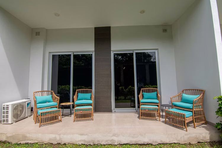APARTAMENTO EN CONDOMINIO EN SANTA ANA EN 1ER PISO CON TERRAZA/PATIO Y LÍNEA BLANCA - Imagen 5