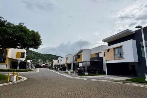 Oportunidad de Bienes Adjudicados Bancarios en Condominio Oro Real, Santa Ana.