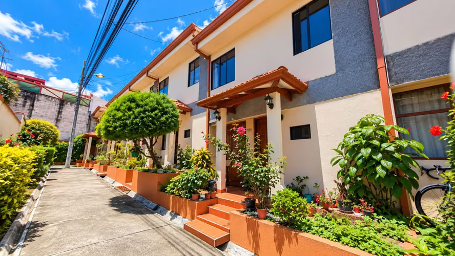 Venta casa Zapote, Barrio Cordoba, en Condominio, 4 habitaciones amplias 