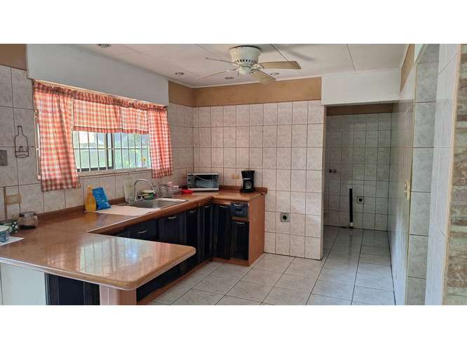 Casa Con Piscina Y Amplio Terreno En Orotina, Alajuela - Imagen 4