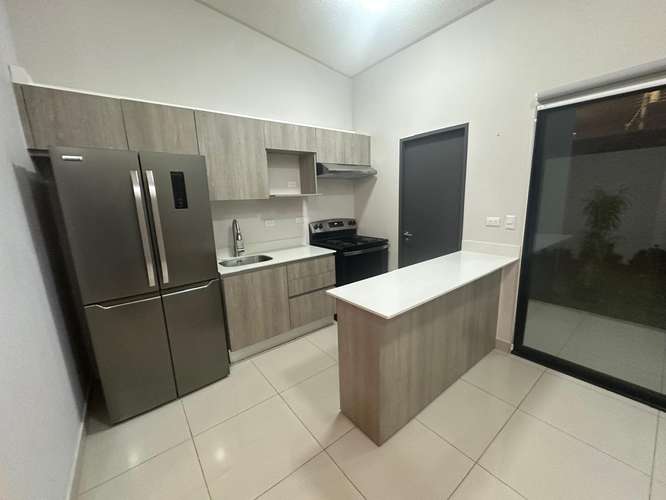Alquiler de casa de una planta en Condominio Robles de Lindora, pozos Santa Ana