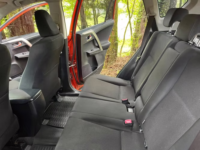 SE VENDE: Toyota RAV4 2.5L 4x4 Manual  - Imagen 8