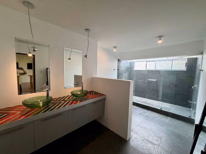 Casa Totalmente remodelada de 1 planta en Escazu, 4 habitaciones y amplios Jardines - Imagen 11