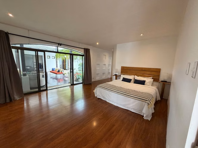 Casa Totalmente remodelada de 1 planta en Escazu, 4 habitaciones y amplios Jardines - Imagen 9