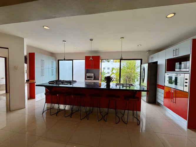 Casa Totalmente remodelada de 1 planta en Escazu, 4 habitaciones y amplios Jardines - Imagen 4