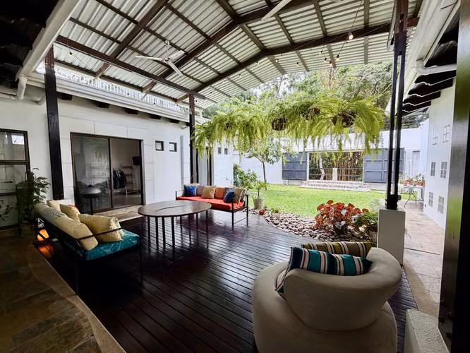 Casa Totalmente remodelada de 1 planta en Escazu, 4 habitaciones y amplios Jardines - Imagen 7