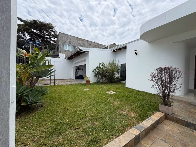 Casa Totalmente remodelada de 1 planta en Escazu, 4 habitaciones y amplios Jardines - Imagen 16