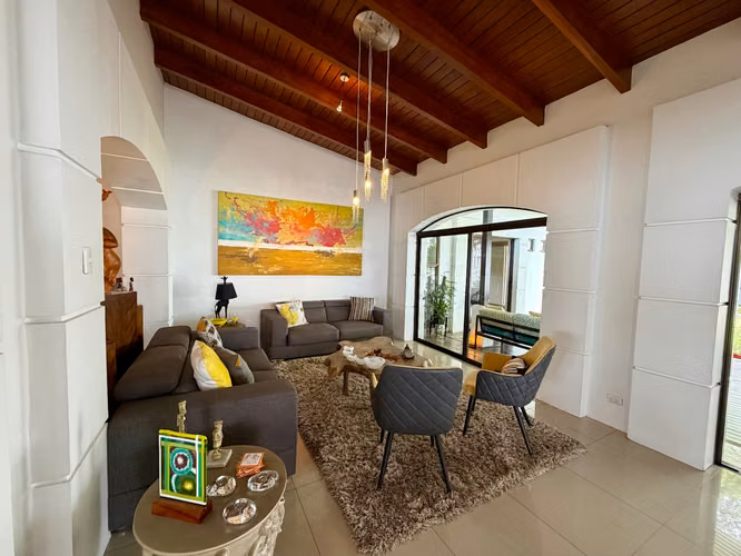 Casa Totalmente remodelada de 1 planta en Escazu, 4 habitaciones y amplios Jardines - Imagen 6