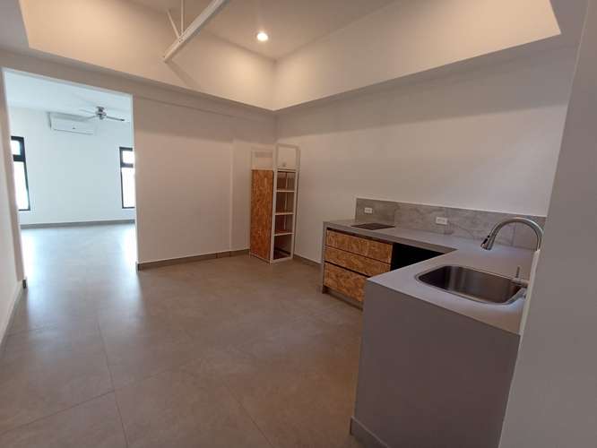 Studio de un dormitorio, semiamueblado en Barrio Amon, iluminacion natural, sin parqueo.   - Imagen 3