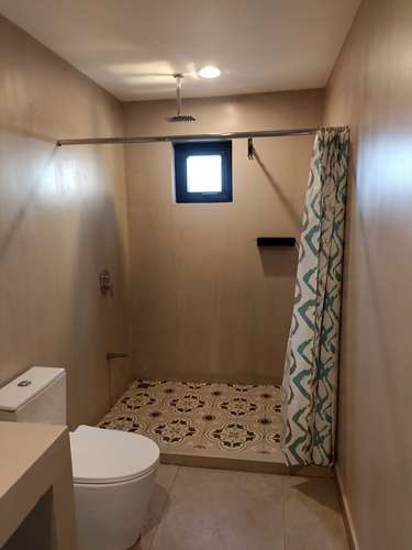 Studio de un dormitorio, semiamueblado en Barrio Amon, iluminacion natural, sin parqueo.   - Imagen 5