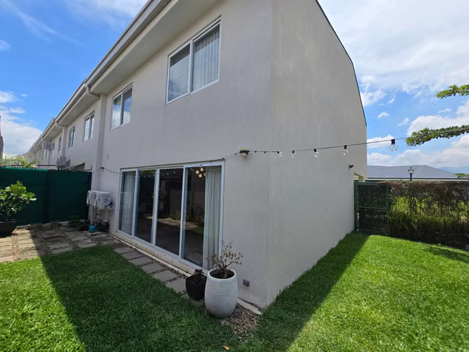 Casa en venta dentro de condominio Francosta, Ulloa Heredia