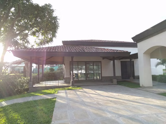 Moderna casa en condominio consepto abierto Area social amplia - Imagen 16