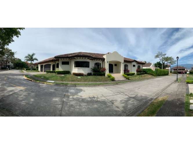 SANTA ANA | Casa de Lujo 1 Nivel con Piscina Privada | Alquiler $4,050