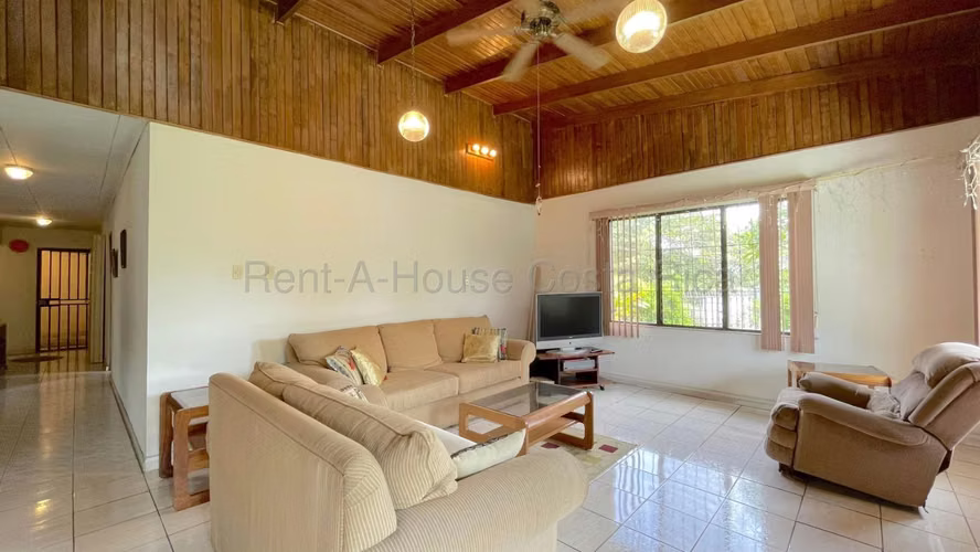 Venta de Casa de 1 planta con amplios espacios y zonas verdes en San Rafael de Escazu - Imagen 10
