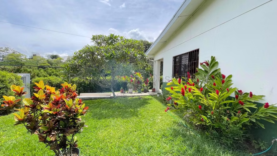 Venta de Casa de 1 planta con amplios espacios y zonas verdes en San Rafael de Escazu - Imagen 1