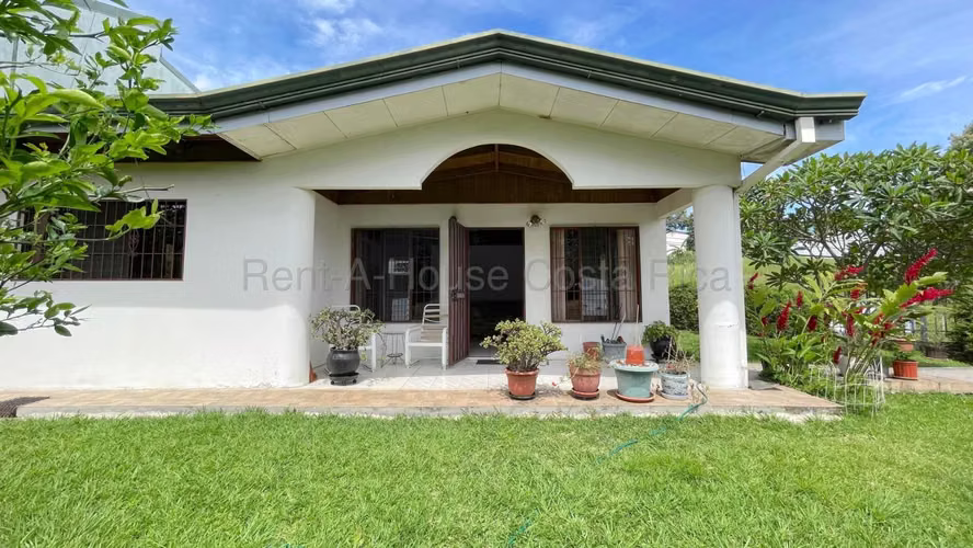 Venta de Casa de 1 planta con amplios espacios y zonas verdes en San Rafael de Escazu - Imagen 2
