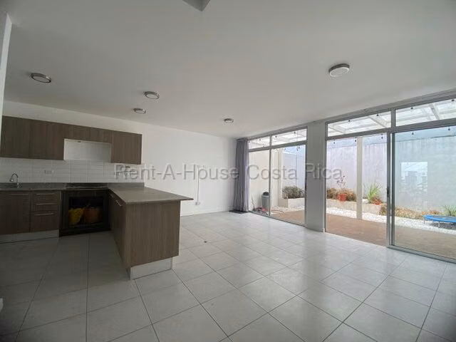 Alquiler de Casa en Condominio cerca del Lincolm plaza en Santo Domingo de San Miguel Heredia - Imagen 4