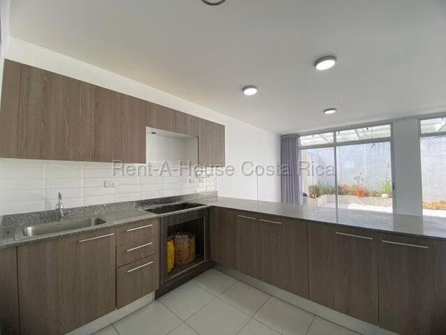 Alquiler de Casa en Condominio cerca del Lincolm plaza en Santo Domingo de San Miguel Heredia - Imagen 2