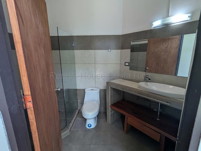 Alquiler Casa 1 Planta con Jardín en Hacienda Los Reyes, La Guácima | $1.500
